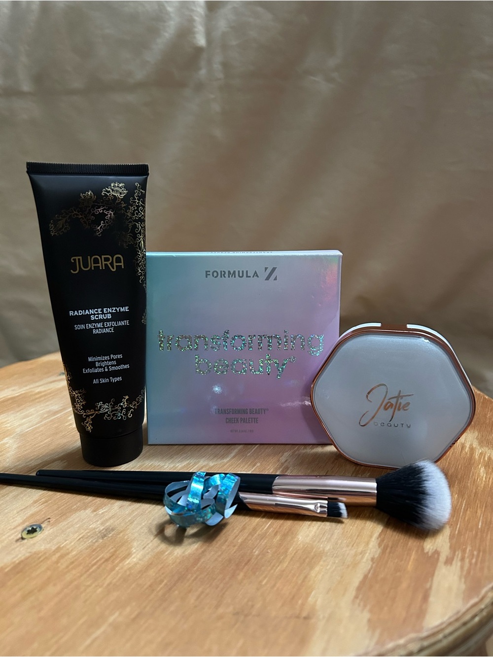 Makeup bundle+ 2 free brushes